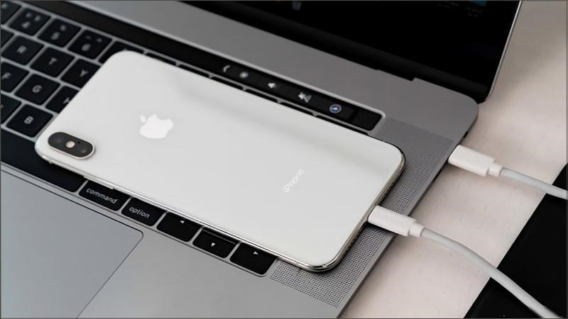 Sử dụng cáp Lightning để kết nối iPhone với máy tính đã bật iTunes