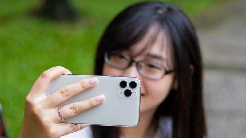 Tại sao chụp cam thường iPhone bị lệch mặt và cách khắc phục hiệu quả